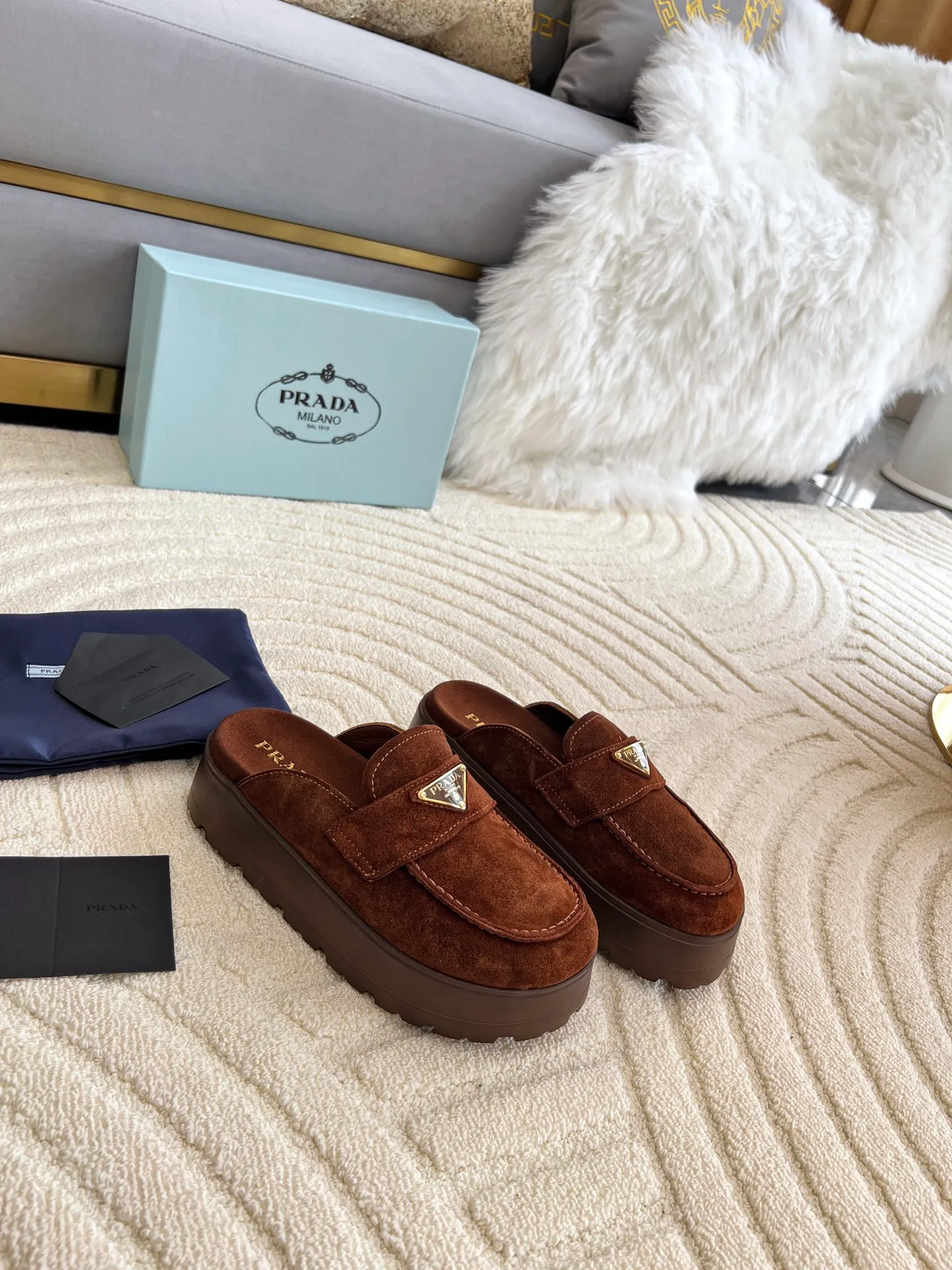 👟👟Ex-factory price 440👟👟 Prada/Prada 25ss summer new couple's beach thick-soled Birkenstock sandals. This shoe style is really a classic design that will not go out of style and is in line with everyone's current pursuit of comfortable and healthy wearing concepts. It is regarded by many domestic and foreign celebrities and fashionistas as an important choice for daily slippers. ✔Upper: imported super soft sheepskin ✔Inner lining: imported sheepskin ✔Hardware: Original molded split hardware ✔Outsole: Ultra-light, wear-resistant and non-slip foam sole ✔Number of yards: 35~40 (custom-made 40 pieces are non-refundable)